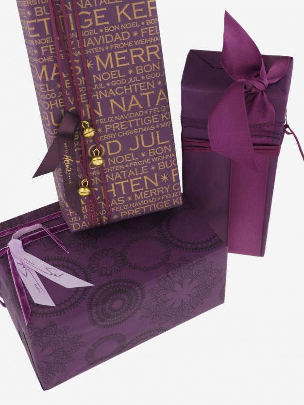 geschenkpapierpaeckchen-aubergine-mit-ornamente-schwarz