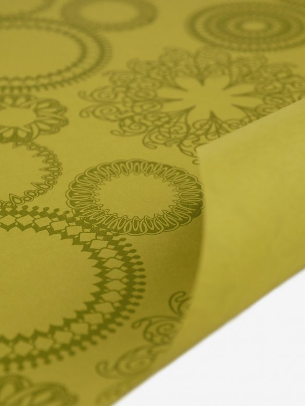 geschenkpapierbogen-gelb-olivgruen-mit-ornamente-gruen