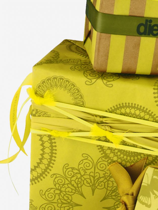 geschenkpapierverpackung-gelb-olivgruen-mit-ornamente-gruen