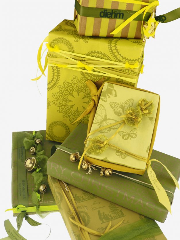geschenkpapierpaeckchen-gelb-olivgruen-mit-ornamente-gruen