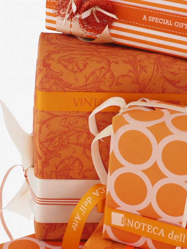 geschenkpapierverpackung-orange-mit-barock-dunkelorange