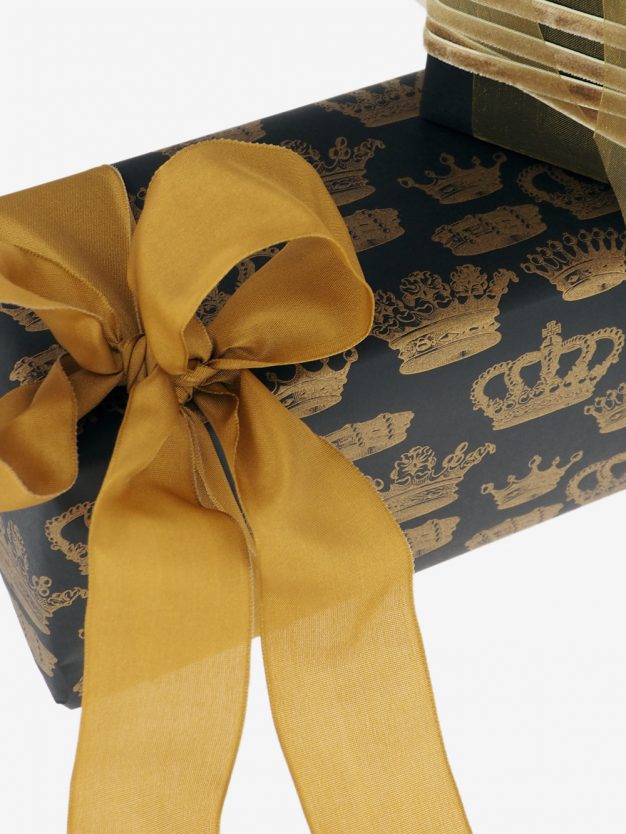 geschenkpapierverpackung-schwarz-mit-kronen-gold