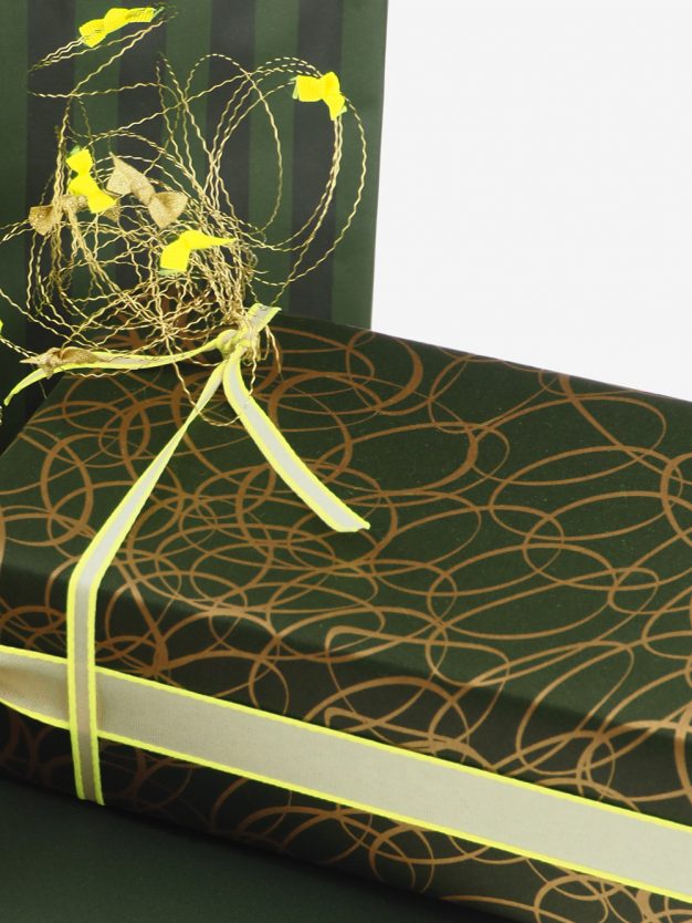 geschenkpapierverpackung-schwarzgruen-mit-ovale-gold