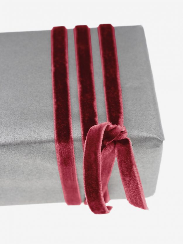 geschenkband-samt-gewebt-rubinrot-schimmernd-hochwertig